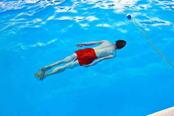 Fiú búvárkodás a medencében — Stock Fotó