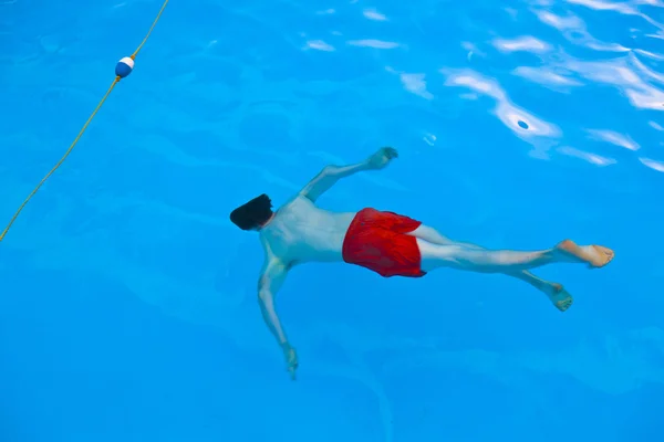 Junge taucht im Pool — Stockfoto