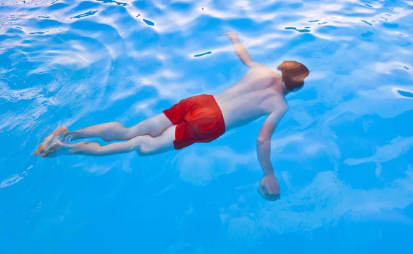 Pojke dykning i poolen — Stockfoto