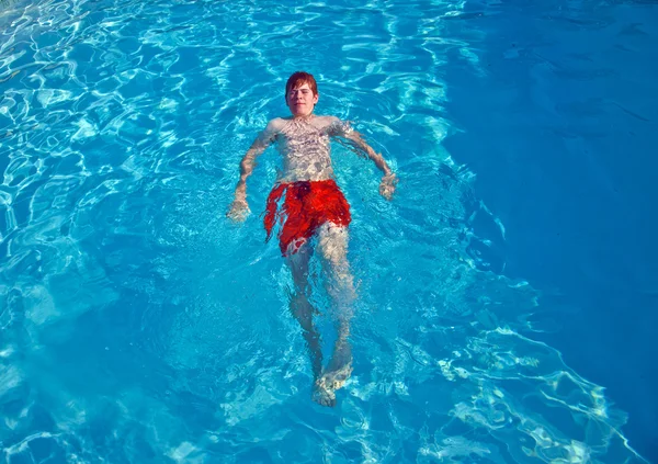 Хлопчик занурюється в басейн — стокове фото