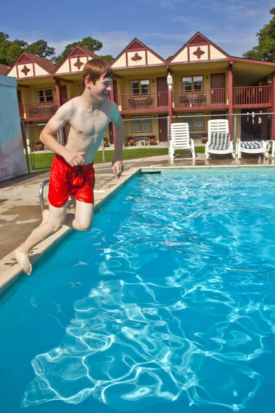 Jongen duiken in het zwembad — Stockfoto