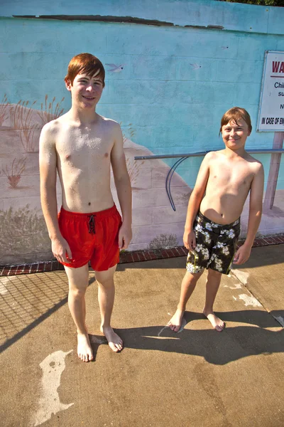 Havuzda eğleniyor kardeşler — Stok fotoğraf