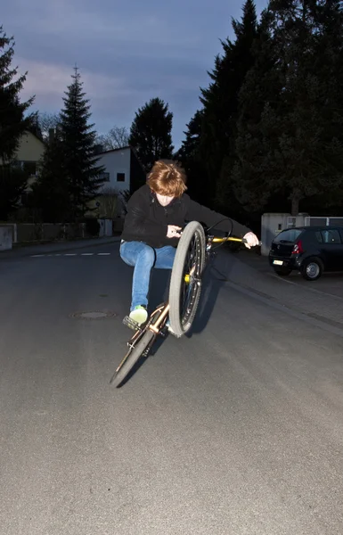 Pojken kommer luften med en smuts cykel — Stockfoto
