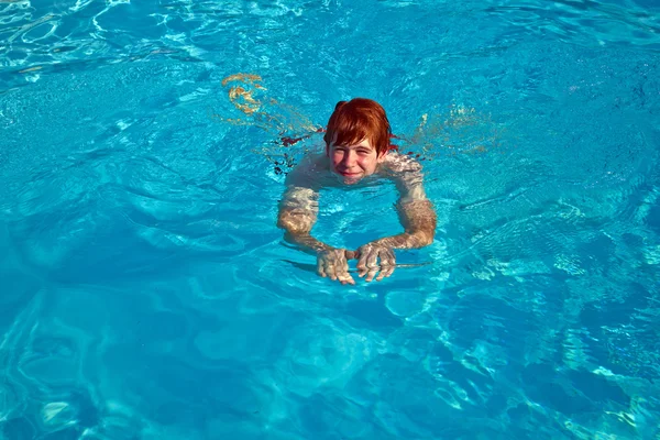 Enfant nage dans la piscine — Photo
