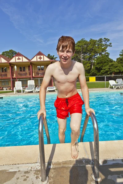 Dziecko bawi się w basenie — Zdjęcie stockowe