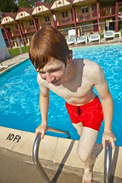 Menino se diverte na piscina ao ar livre — Fotografia de Stock