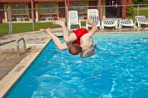 Niño se divierte en la piscina — Foto de Stock