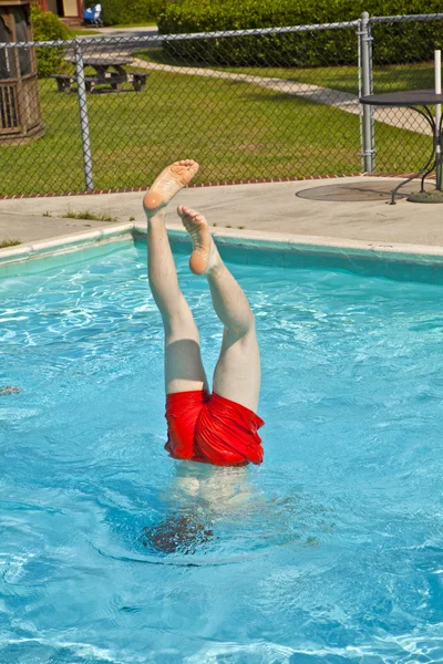 子供はプールで楽しんでる — ストック写真