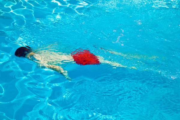Fiú van móka a kinti medencében — Stock Fotó