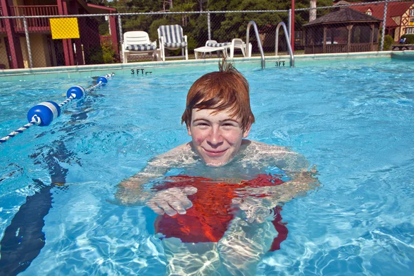 Мальчик веселится в открытом бассейне — стоковое фото