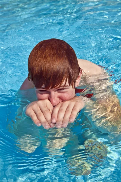 Дитина розважається в басейні — стокове фото