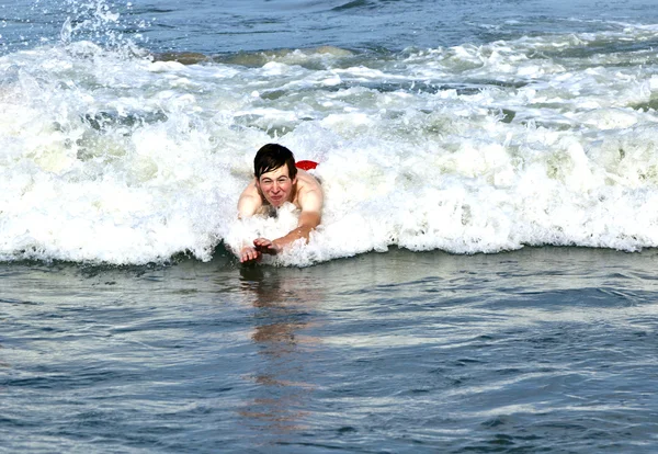 Młody chłopak jest ciało surfing w fale beaufiful — Zdjęcie stockowe