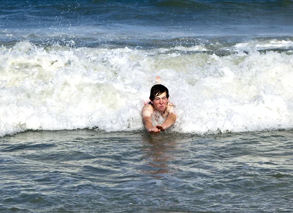 Fiatal fiú a test-szörfözés a beaufiful hullámok — Stock Fotó