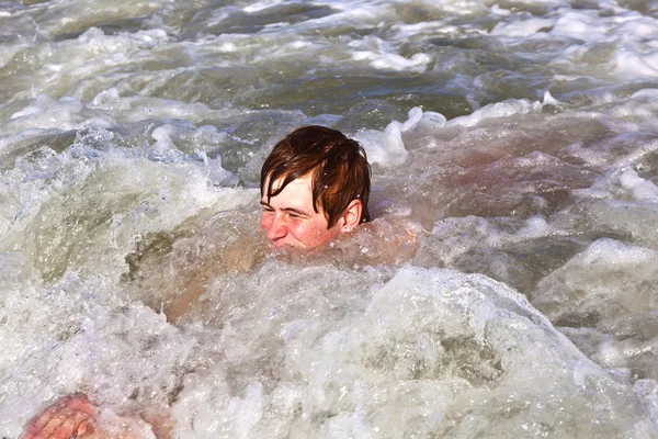 Junge surft mit dem Körper in den Wellen — Stockfoto