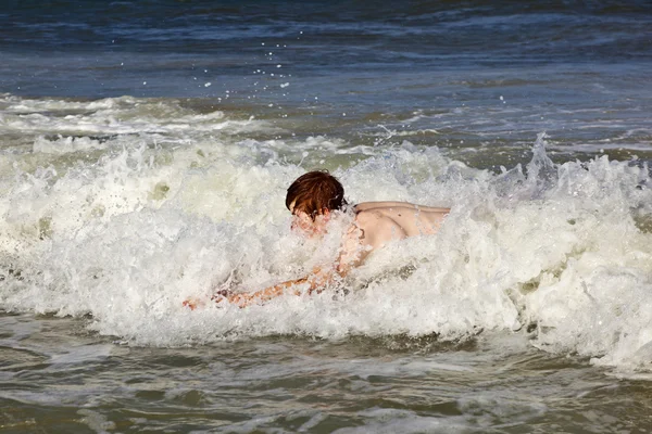 Jeune garçon est corps surf dans les belles vagues — Photo