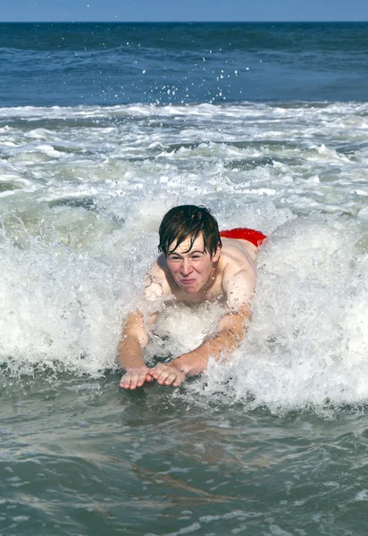 Νεαρό αγόρι είναι σώμα σερφάροντας στα κύματα beaufiful — Φωτογραφία Αρχείου