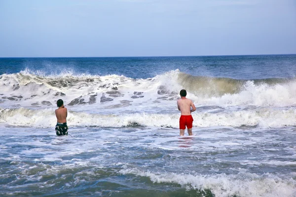 Bröderna har kul i vågor i havet — Stockfoto