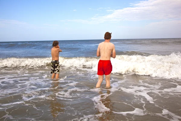 Pojkarna har kul i vågor i havet — ストック写真