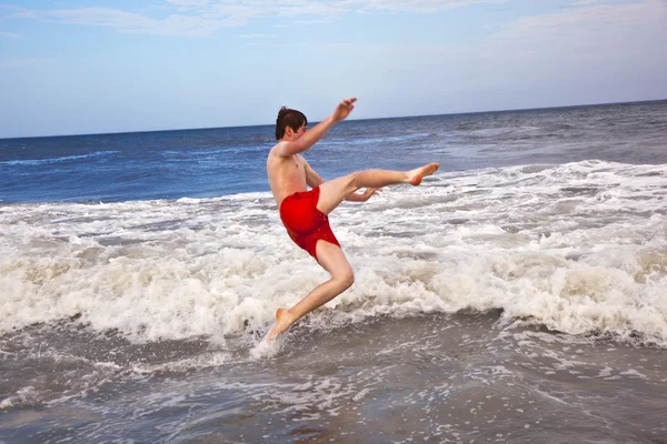 男孩在大海的波浪有乐趣 — 图库照片