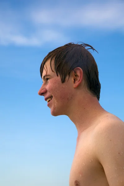 Portret van schattige jonge jongen met blauwe hemel — Stockfoto