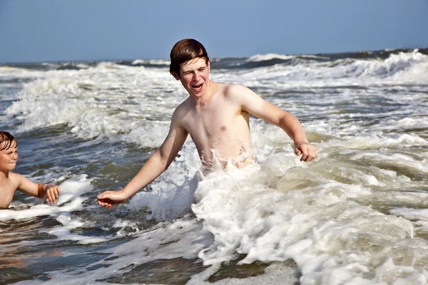 Boy enjoying the beautiful ocean and beach — Stock Photo, Image