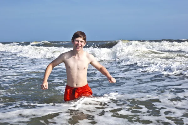 Niño disfrutando del hermoso océano y la playa — Foto de Stock