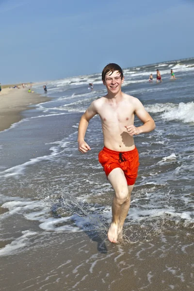 Élvezi a csodálatos óceán és a beach Boy — Stock Fotó