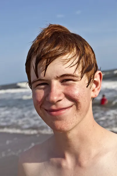 Portret van schattige jonge jongen met blauwe hemel — Stockfoto
