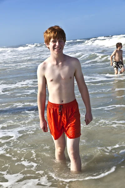Мальчик наслаждается прекрасным океаном и пляжем — стоковое фото