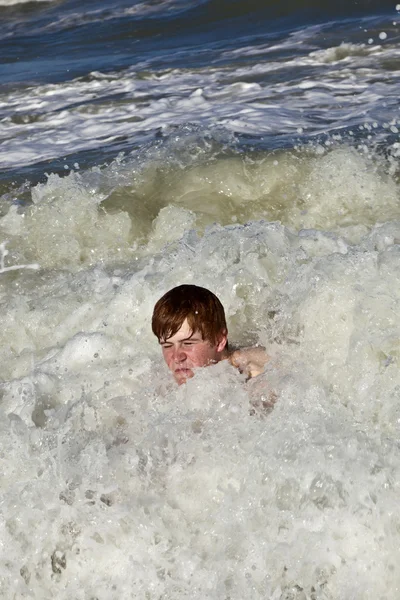 Dítě má zábavu ve vlnách — Stock fotografie