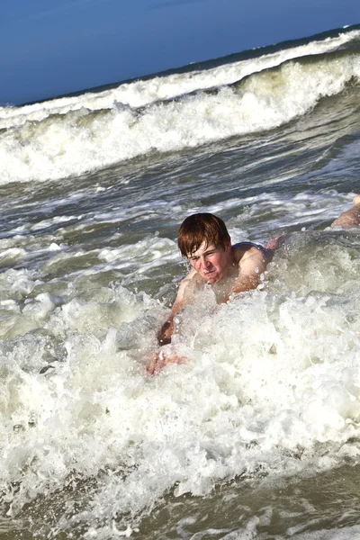 美しい海とビーチを楽しむ少年 — ストック写真