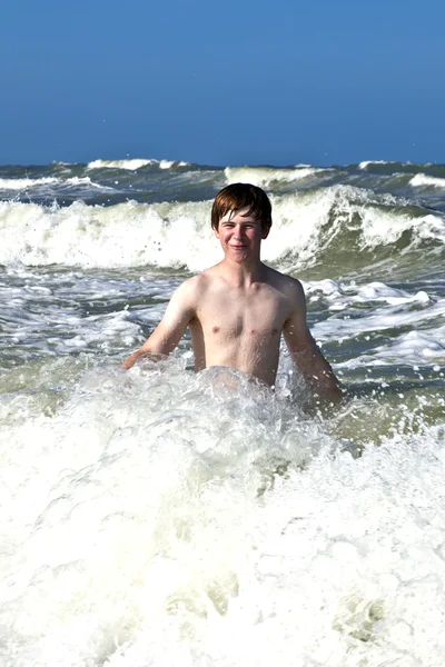 Niño se divierte en las olas — Foto de Stock