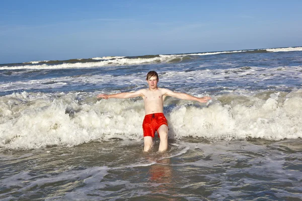 Αγόρι, απολαμβάνοντας την όμορφη ωκεανό και την παραλία — Φωτογραφία Αρχείου