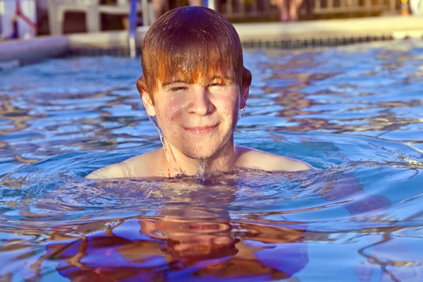 Gyermek is szórakoztató a kinti medencében — Stock Fotó