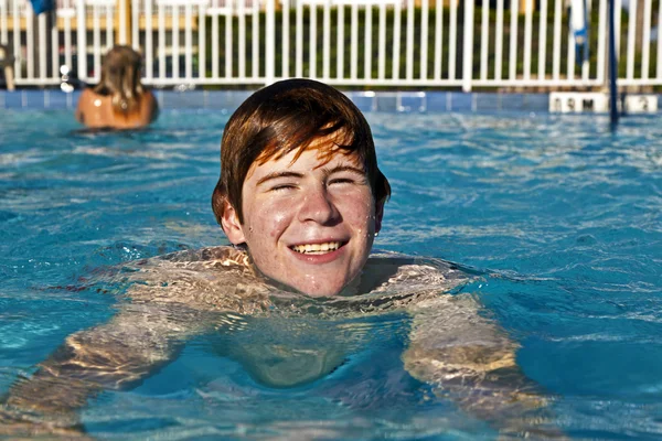 Criança nada na piscina — Fotografia de Stock