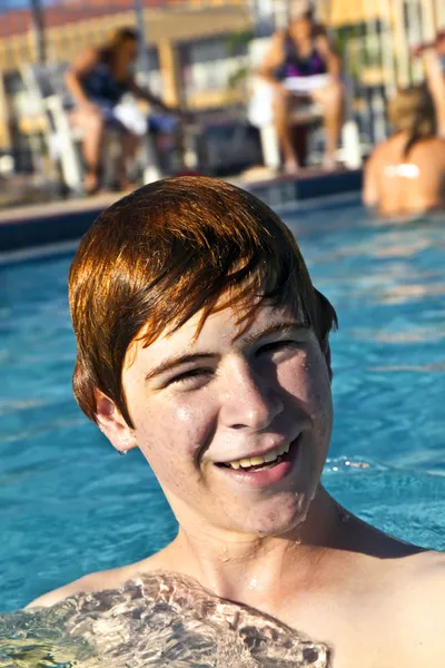 Kind zwemt in het zwembad — Stockfoto