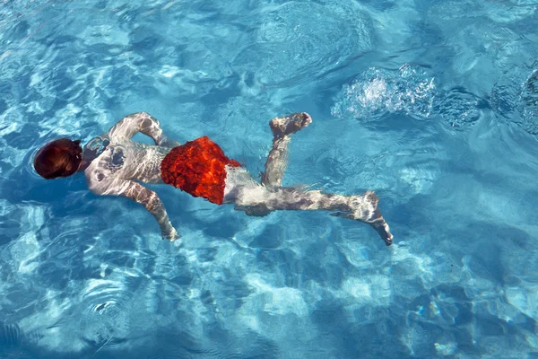 男孩是在室外游泳池 swimminmg 阳光明媚的一天 — 图库照片