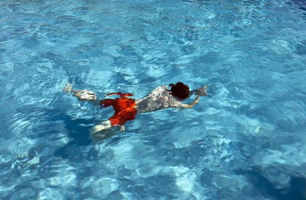 Fiú swimminmg a kültéri medencében, egy napsütéses napon — Stock Fotó
