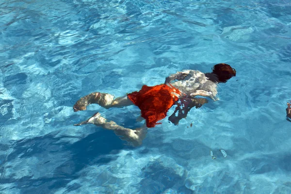 快乐的孩子在泳池游泳 — 图库照片