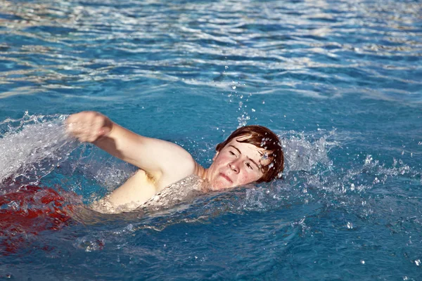 少年はプールでクロールします。 — ストック写真