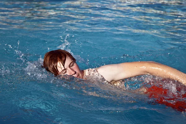 Chico se arrastra en la piscina —  Fotos de Stock