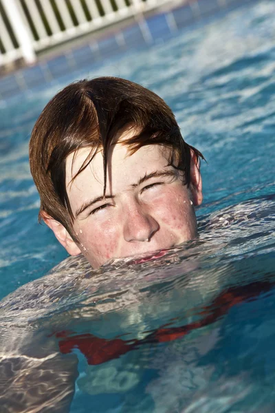 Heureux enfant nage dans la piscine — Photo