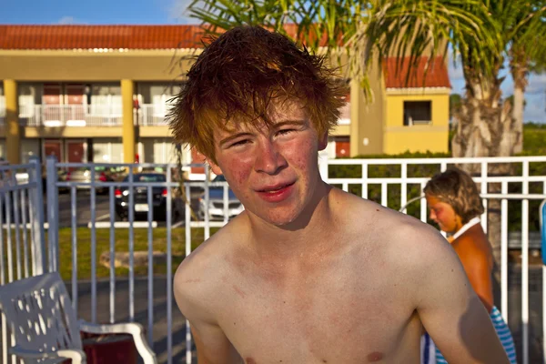 Niño usando una toalla después de nadar en una piscina — Foto de Stock