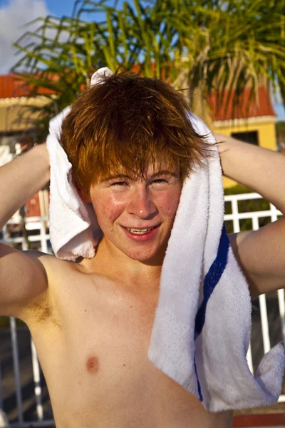 Αγόρι χρησιμοποιώντας μια πετσέτα μετά το κολύμπι στην πισίνα — Φωτογραφία Αρχείου