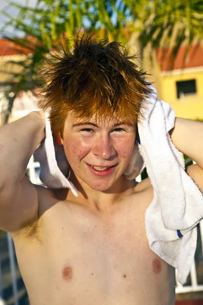 Fiú használ egy törülközővel után úszás a medencében — Stock Fotó