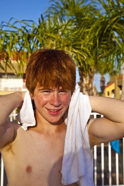 Хлопчик використовує рушник після плавання в басейні — стокове фото