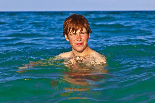 Genç çocuk deniz sahiptir — Stok fotoğraf