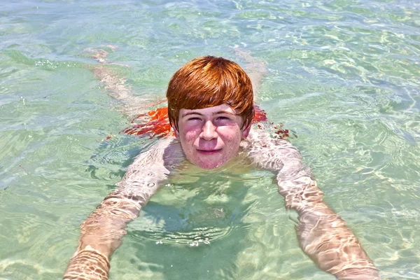 Νεαρό αγόρι απολαμβάνει την τροπική παραλία και τον ωκεανό — Φωτογραφία Αρχείου
