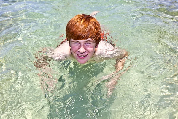 若い男の子は熱帯のビーチと海を楽しみ — ストック写真
