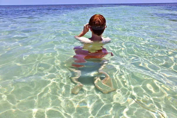 Niño disfruta de la playa tropical y el océano — Foto de Stock